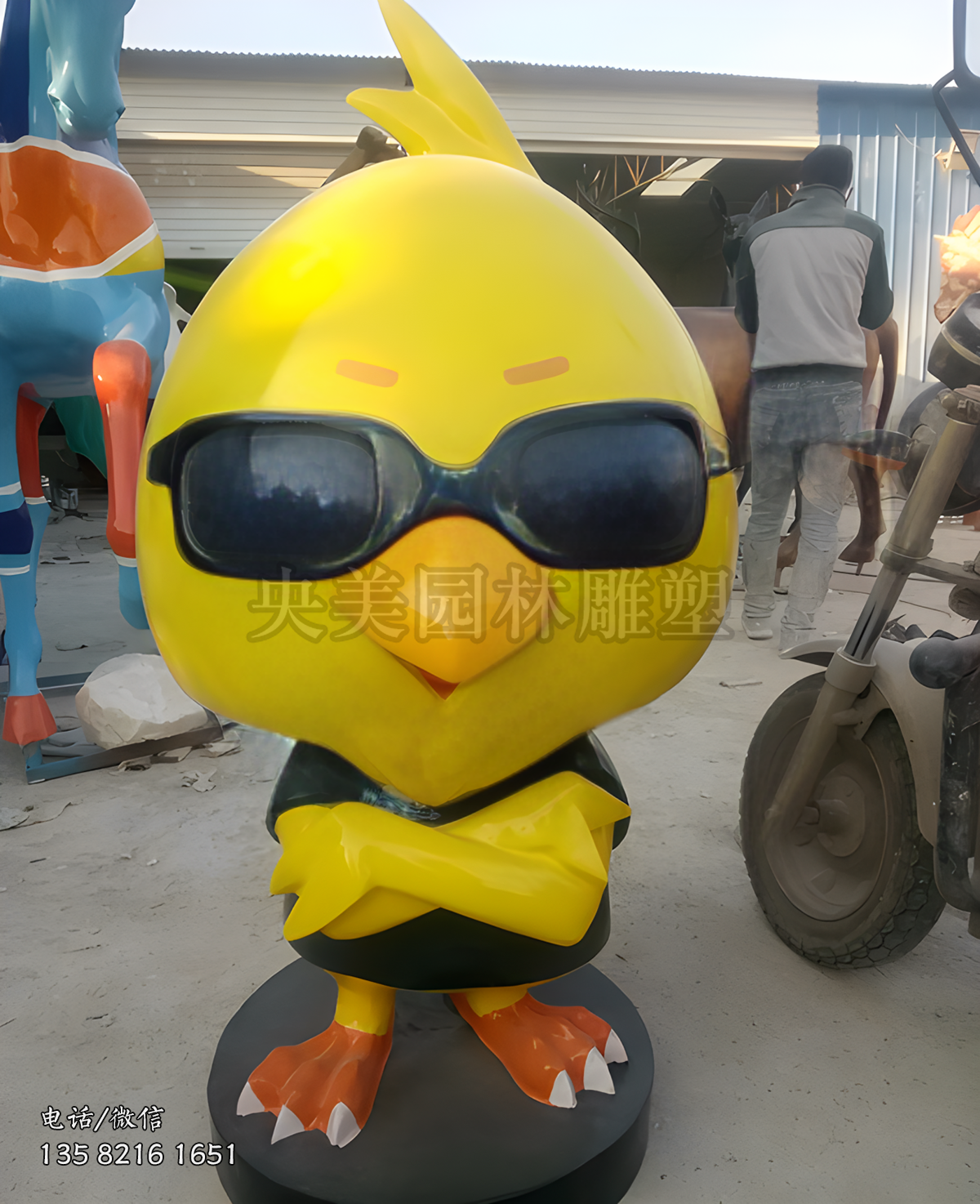 頭戴墨鏡雙手環抱的卡通小雞雕塑