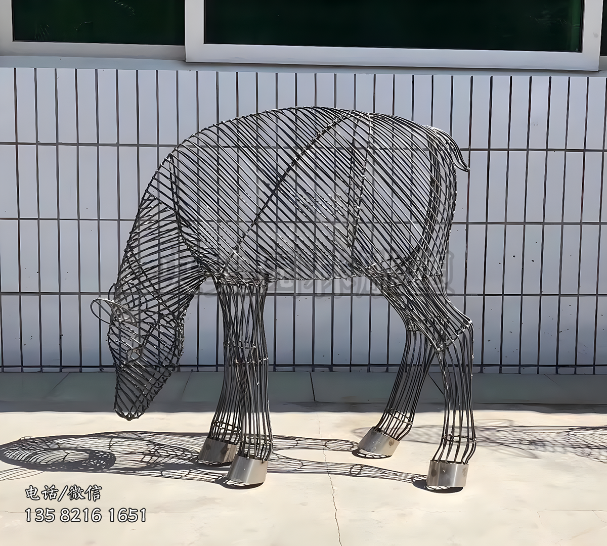 低頭吃草的黑色網格編織鹿雕塑
