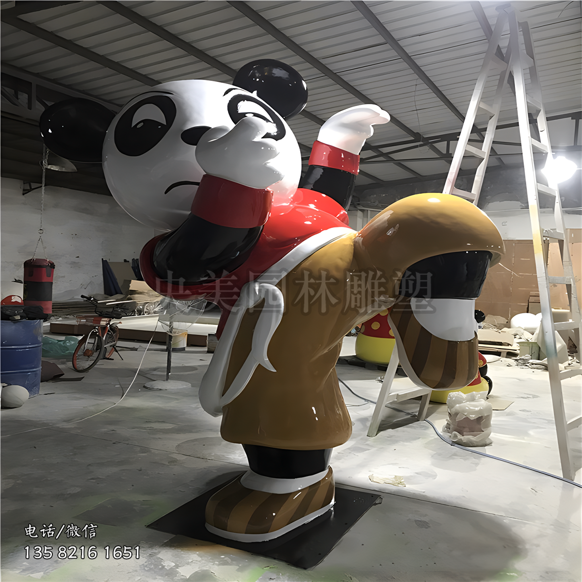 打醉拳的卡通熊貓雕塑