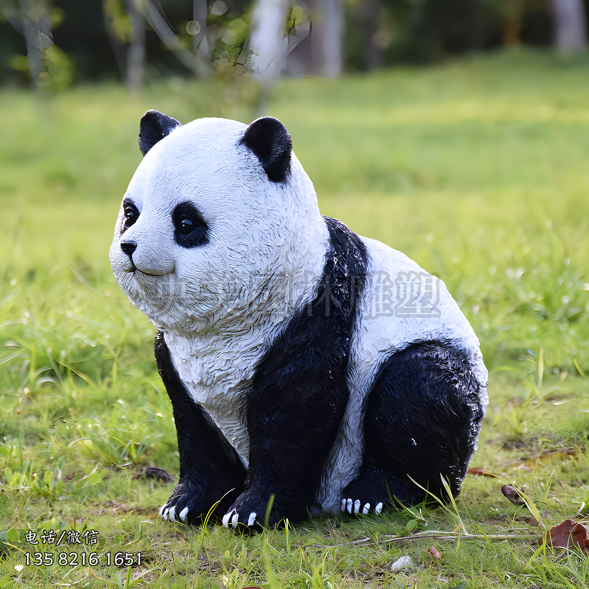 蹲坐姿態仿真玻璃鋼熊貓雕塑
