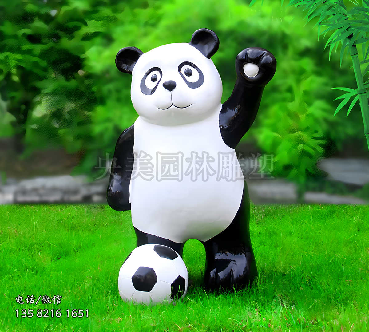 準備踢球的熊貓雕塑