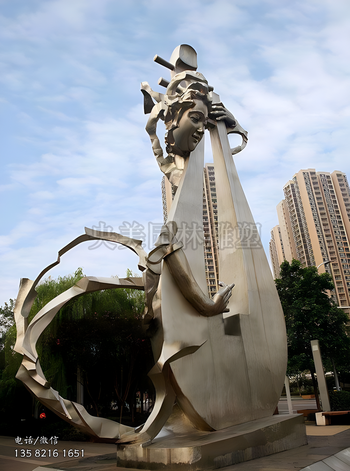 不銹鋼彈琵琶的抽象美女創意景觀雕塑