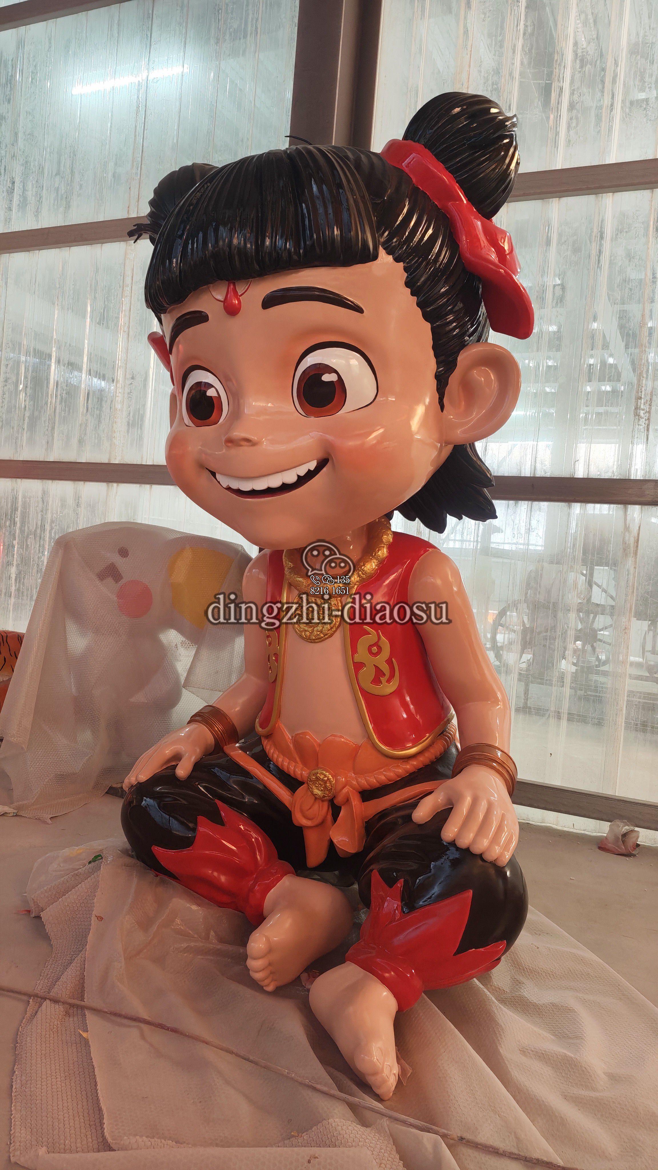 2米高坐姿哪吒玻璃鋼雕塑